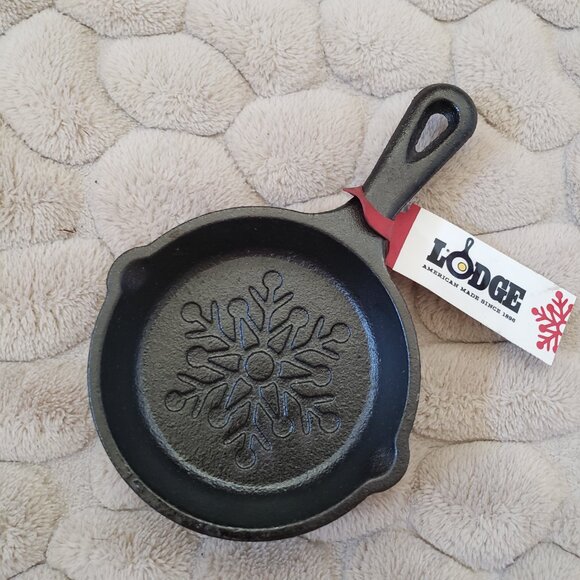 Lodge Cast Iron 2017 Holiday Mini Skillet - Picture 2 of 3